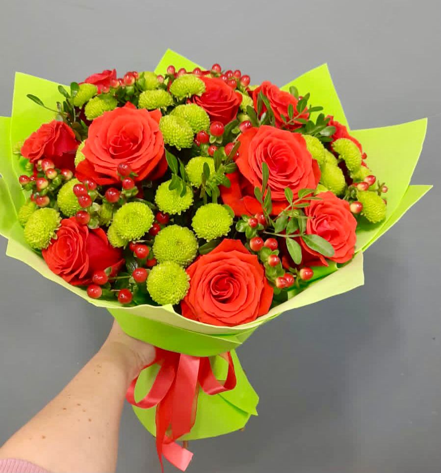 Букет цветов из: Хризантемы и Розы в Таежный Красноярского края