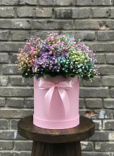 Цветочная композиция из Гипсофила и Розы в шляпной коробке в Таежный Красноярского края