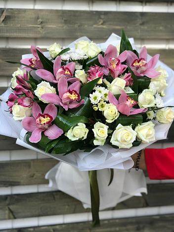 Букет цветов из: Розы и Хризантемы в Таежный Красноярского края