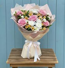 Букет цветов из:  Гвоздики, Орхидеи и Розы в Таежный Красноярского края