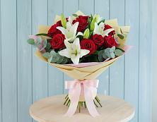 Букет цветов из:  Лилии и Розы в Таежный Красноярского края