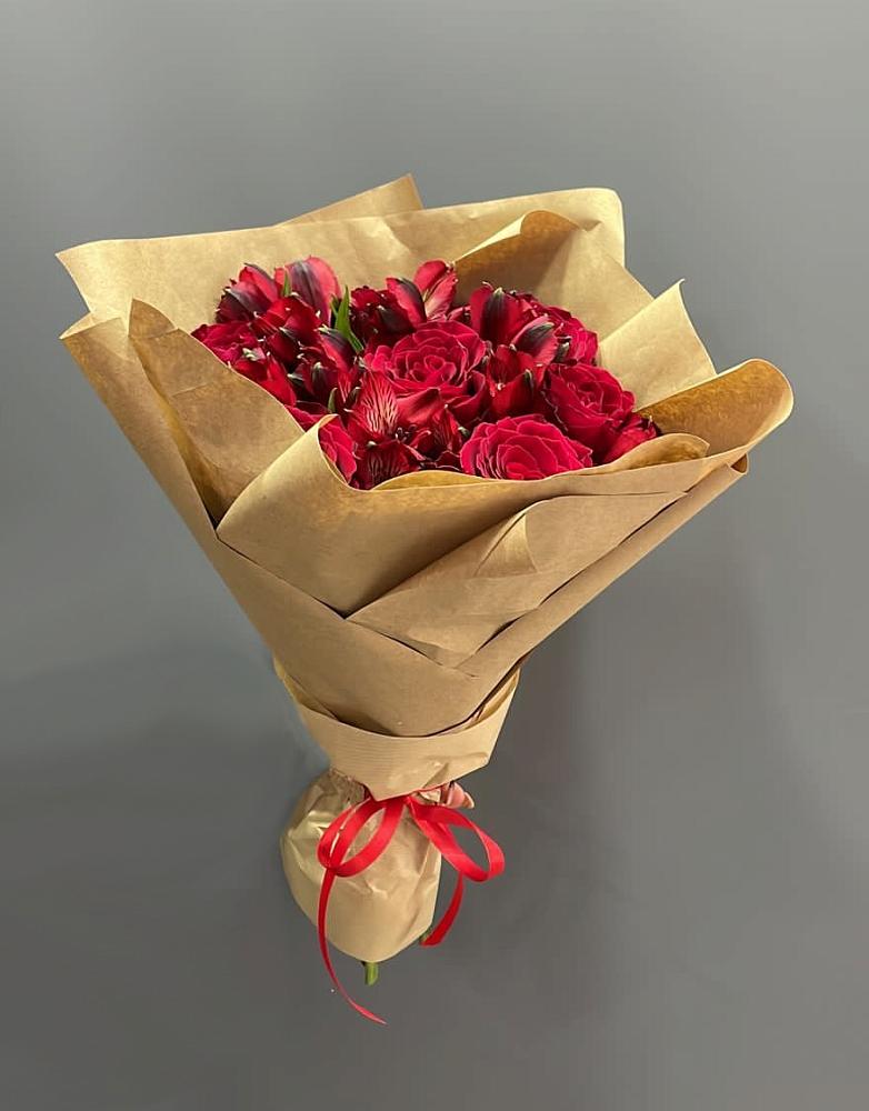 Букет цветов из: Альстромерии и Розы в Таежный Красноярского края