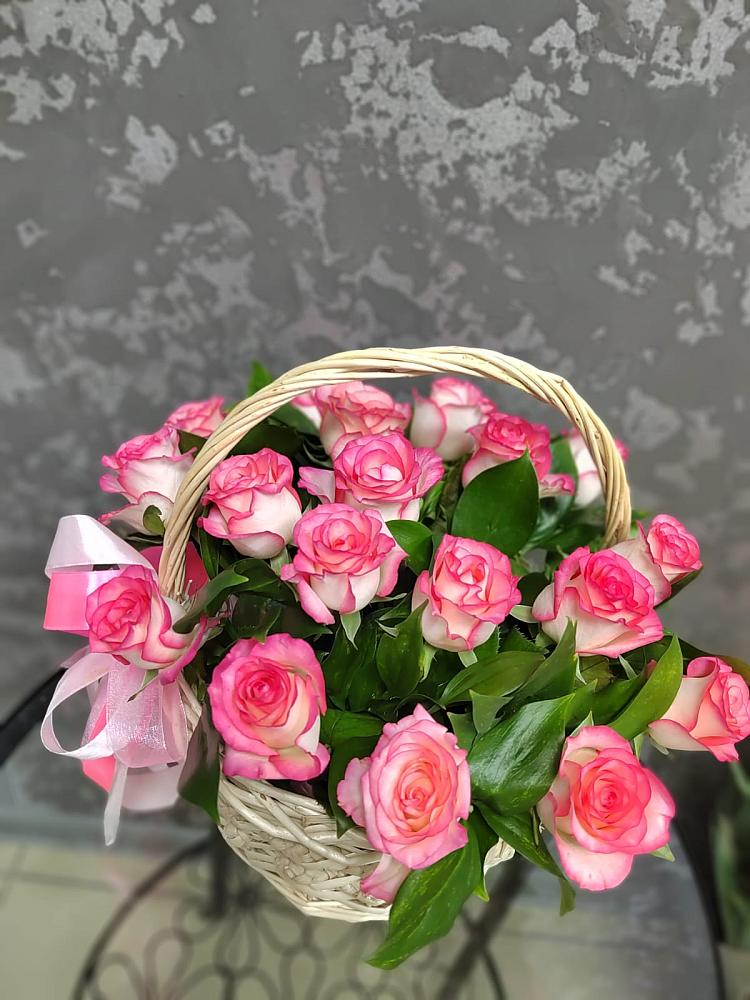 Цветочная композиция из Розы в корзине в Таежный Красноярского края