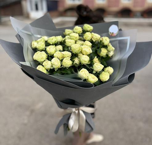 Букет Белые кустовые розы Солинеро в Таежный Красноярского края