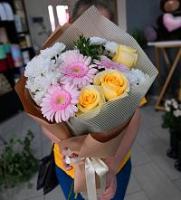 Букет цветов из:  Герберы, Розы и Хризантемы в Таежный Красноярского края