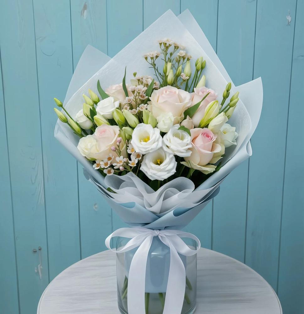 Букет цветов из: Розы и Лизиантусы в Таежный Красноярского края