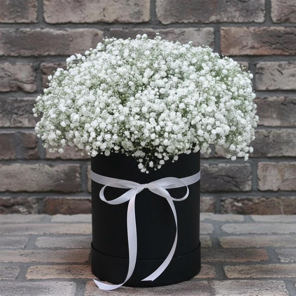 Цветочная композиция из Гипсофила в шляпной коробке в Таежный Красноярского края