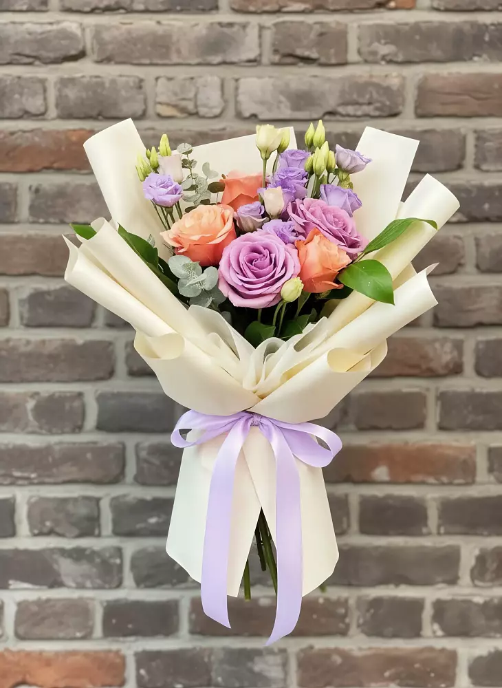 Букет цветов из: Лизиантусы и Розы в Таежный Красноярского края