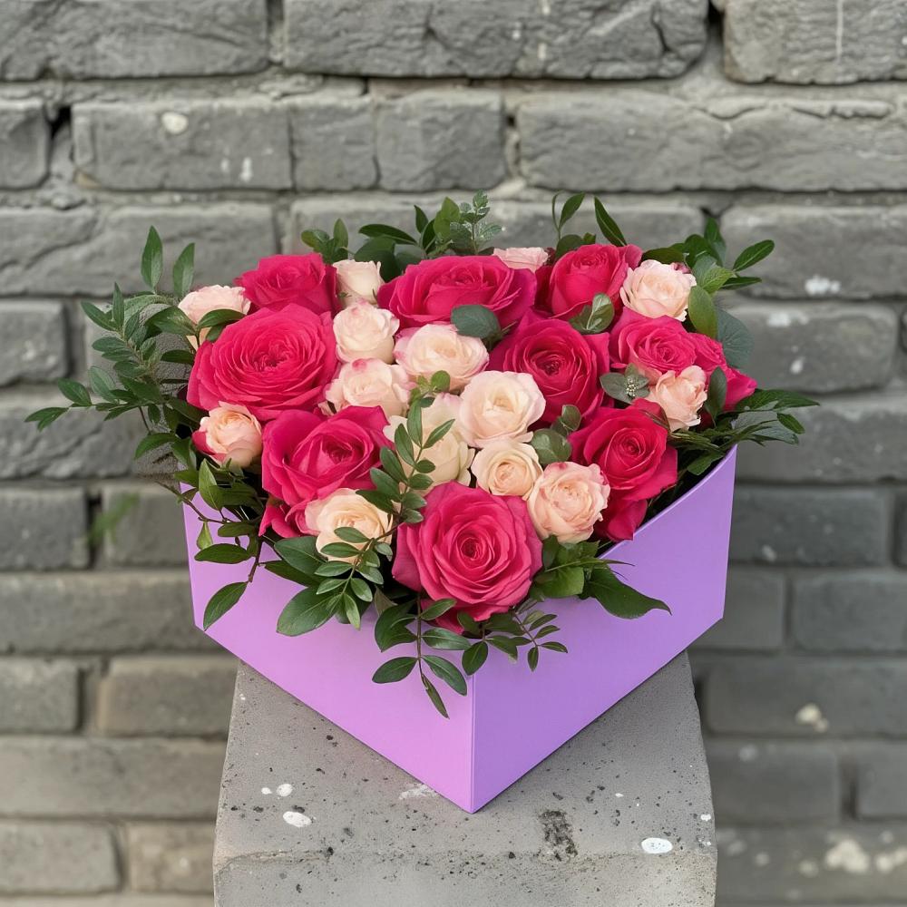 Цветочная композиция из Розы в коробке в Таежный Красноярского края