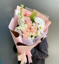 Букет цветов из:  Хризантемы и Розы в Таежный Красноярского края