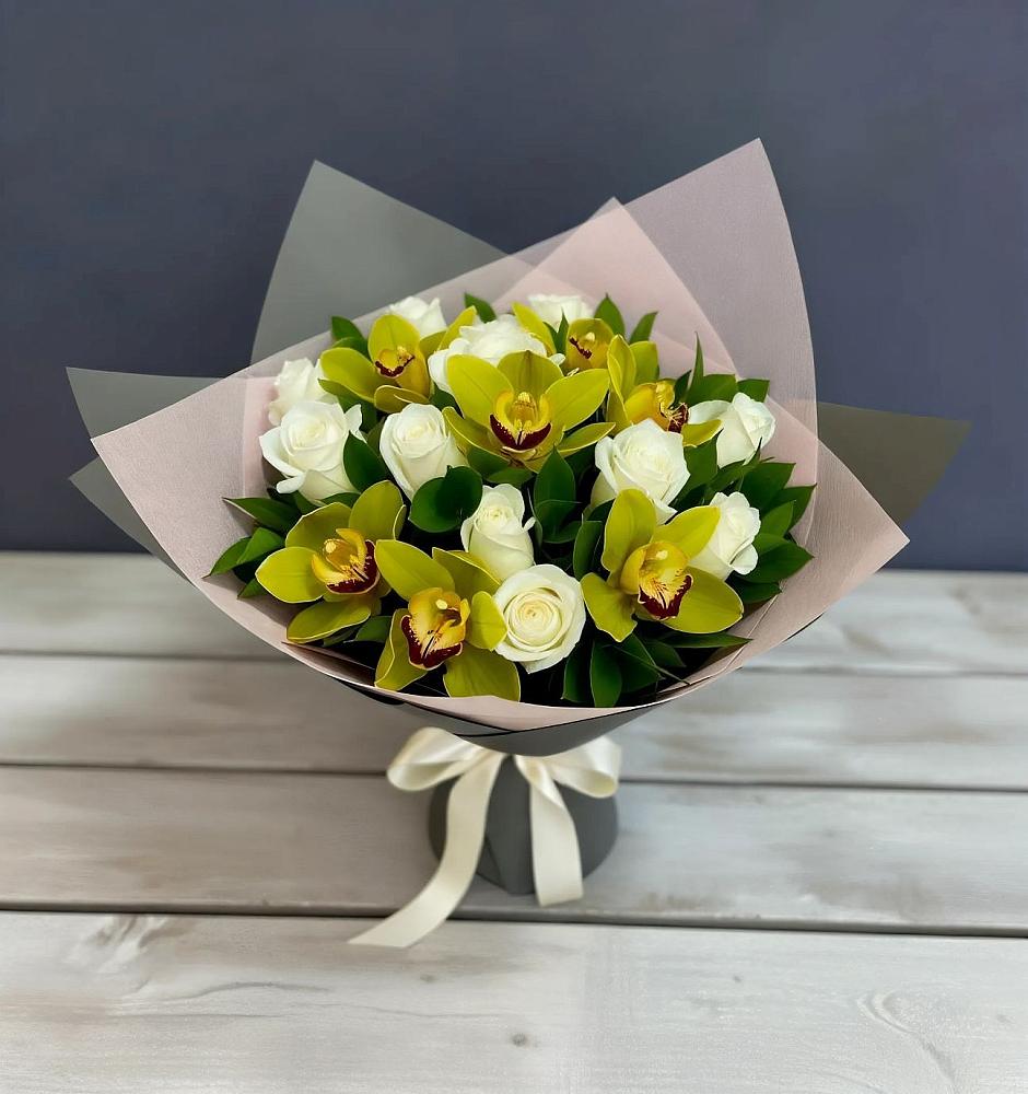 Букет цветов из: Орхидеи и Розы в Таежный Красноярского края