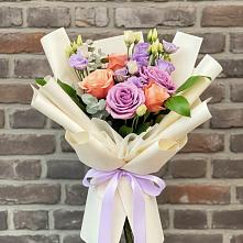 Букет цветов из:  Лизиантусы и Розы в Таежный Красноярского края