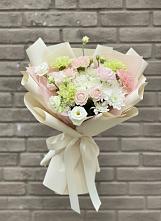 Букет цветов из:  Гвоздики, Розы, Лизиантусы и Хризантемы #REPLACE_PRED# Таежный Красноярского края