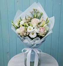 Букет цветов из:  Розы и Лизиантусы в Таежный Красноярского края