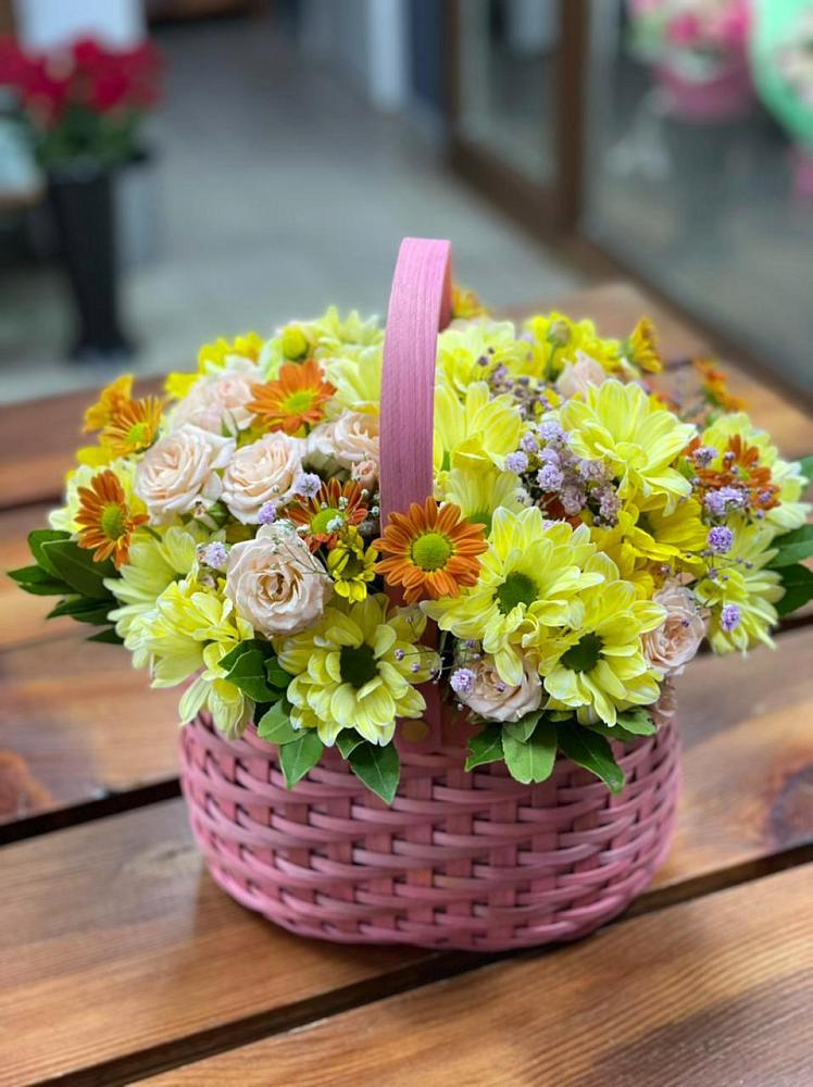 Цветочная композиция из Хризантемы и Розы в корзине в Таежный Красноярского края