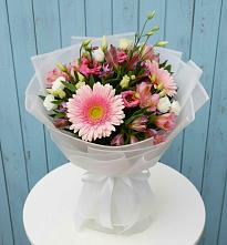 Букет цветов из:  Герберы, Альстромерии и Лизиантусы в Таежный Красноярского края