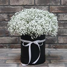 Цветочная композиция из Гипсофила в шляпной коробке в Таежный Красноярского края