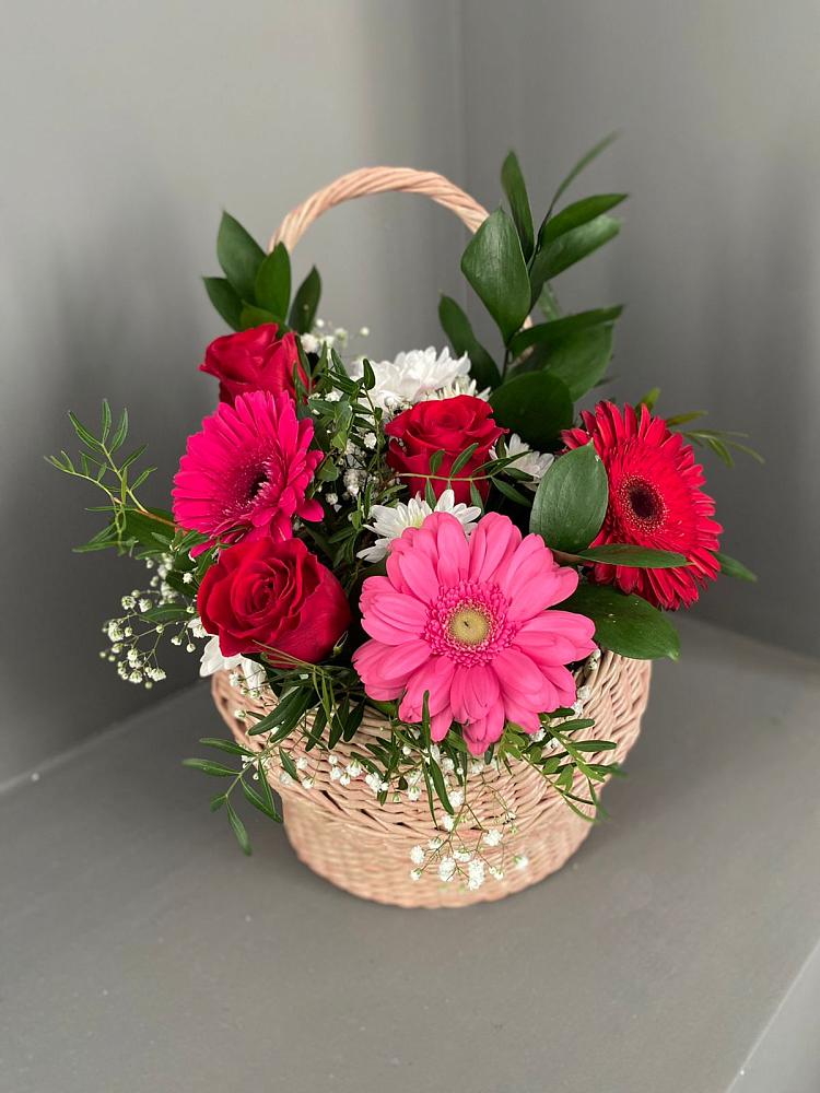 Цветочная композиция из Розы, Хризантемы и Герберы в корзине в Таежный Красноярского края