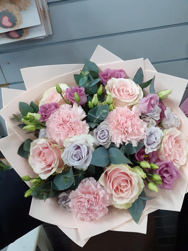 Букет цветов из: Розы, Гвоздики и Лизиантусы в Таежный Красноярского края