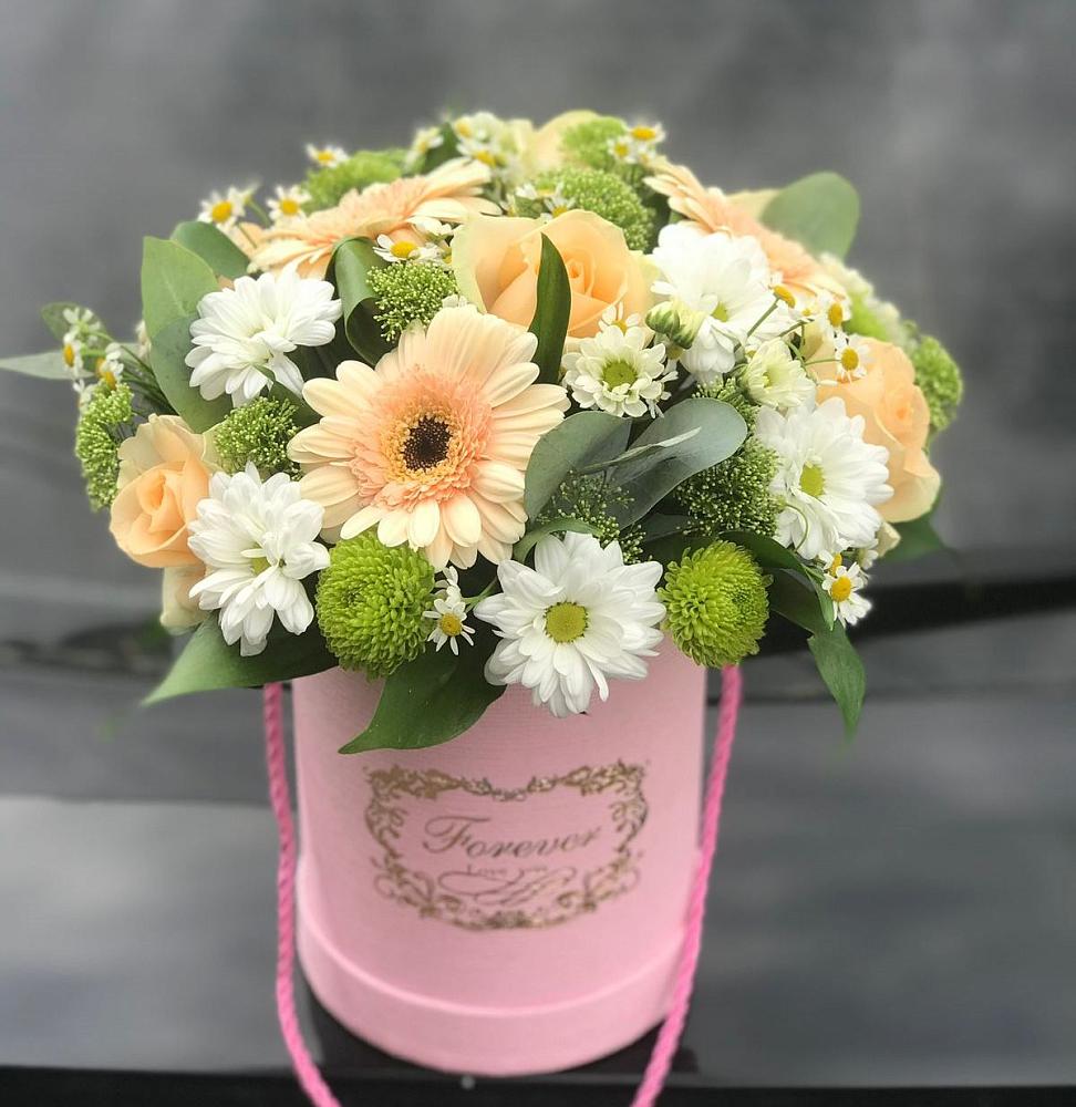 Цветочная композиция из Розы, Герберы и Хризантемы в шляпной коробке в Таежный Красноярского края