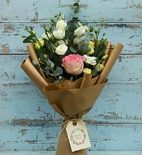 Букет цветов из:  Розы и Лизиантусы в Таежный Красноярского края