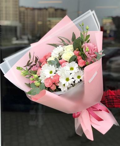 Букет цветов из: Розы, Лизиантусы и Хризантемы в Таежный Красноярского края