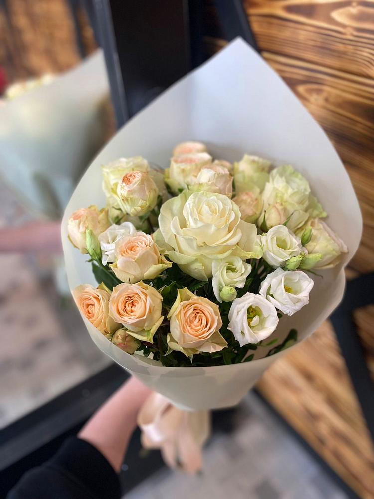 Букет цветов из: Розы и Лизиантусы в Таежный Красноярского края